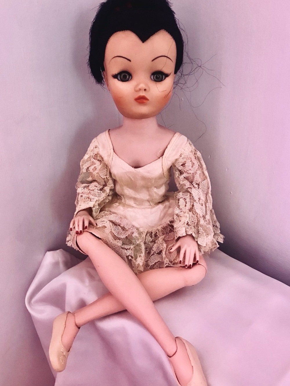 Vtg. Uneeda jointed Dollikin Ballerina Doll Widows Peak Hair. 1961. Satin dress.